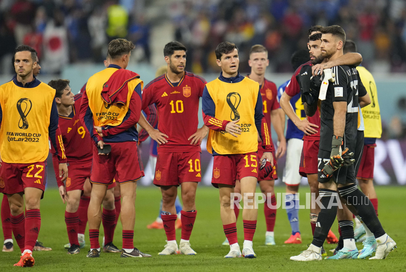 Para pemain Spanyol meninggalkan lapangan pada akhir pertandingan sepak bola grup E Piala Dunia antara Jepang dan Spanyol, di Stadion Internasional Khalifa di Doha, Qatar, Kamis, 1 Desember 2022. Jepang menang 2-1.
