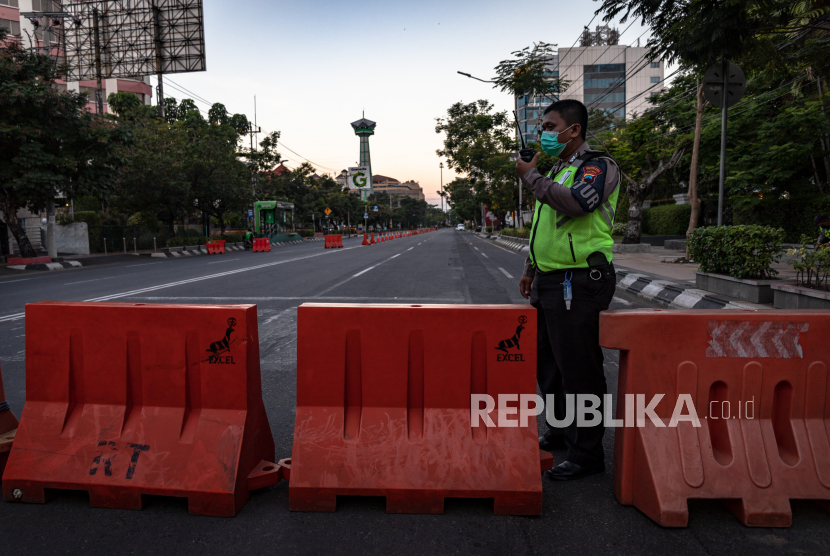Personel kepolisian berjaga di jalan protokol yang ditutup saat penerapan PPKM Darurat di Kota Semarang, Jawa Tengah, Senin (5/7/2021).  -foto ilustrasi-
