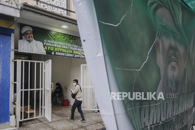 Seorang warga memasuki kantor DPP FPI di kawasan Petamburan III, Jakarta, Rabu (30/12). Pemerintah resmi membubarkan dan menghentikan segala aktivitas FPI sebagai organisasi masyarakat maupun organisasi pada umumnya. Republika/Putra M. Akbar