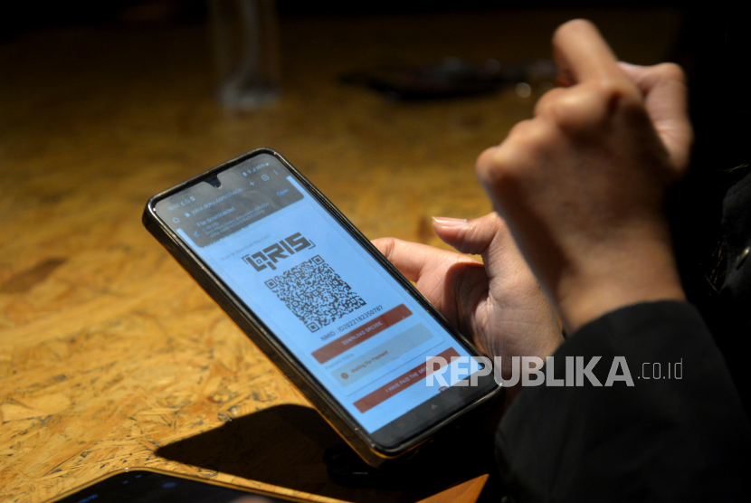 Kode QRIS untuk melakukan pembayaran makanan dan minuman melalui platform EasyEat di Lawless Burger Menteng, Jakarta, Rabu (30/8/2023). DOKU berkolaborasi dengan EasyEat untuk memungkinkan proses pesan dan bayar di kafe/ restoran menjadi lebih cepat secara online dengan sekali pemindaian. Sehingga proses pemesanan makanan dan minuman oleh pelanggan menjadi lebih efisien. Saat ini setidaknya 500 kafe/ restoran di Indonesia yang sudah menggunakan platform EasyEat. Dan cara ini memudahkan pelanggan memesan dan membayar makanan serta minuman menggunakan gawai, tanpa bertemu pramusaji terlebih dahulu