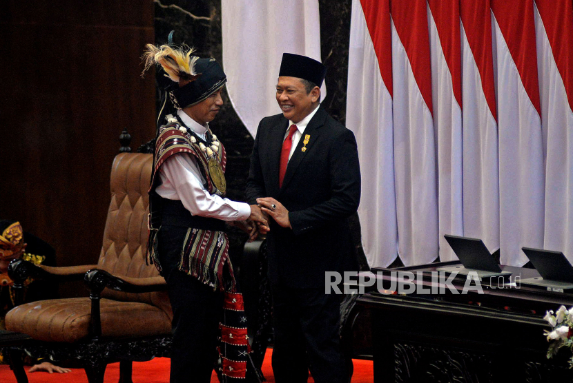 Ketua MPR Bambang Soesatyo berjabat tangan dengan Presiden Joko Widodo usai Sidang Tahunan MPR dan Sidang Bersama DPR dan DPD Tahun 2023 di Gedung Nusantara, Kompleks Parlemen, Senayan, Jakarta, Rabu (16/8/2023). Jokowi menyampaikan pidato kenegaraan dalam rangka Hari Ulang Tahun (HUT) ke-78 Kemerdekaan RI. Dalam kesempatan tersebut Jokowi menegaskan ia tak punya peran apa pun dalam pilpres dan tak mau ikut campur karena proses pemilu adalah urusan partai politik. Presiden Joko Widodo menghadiri Sidang Tahunan MPR Tahun 2023 kali ini mengenakan pakaian adat Tanimbar Maluku.
