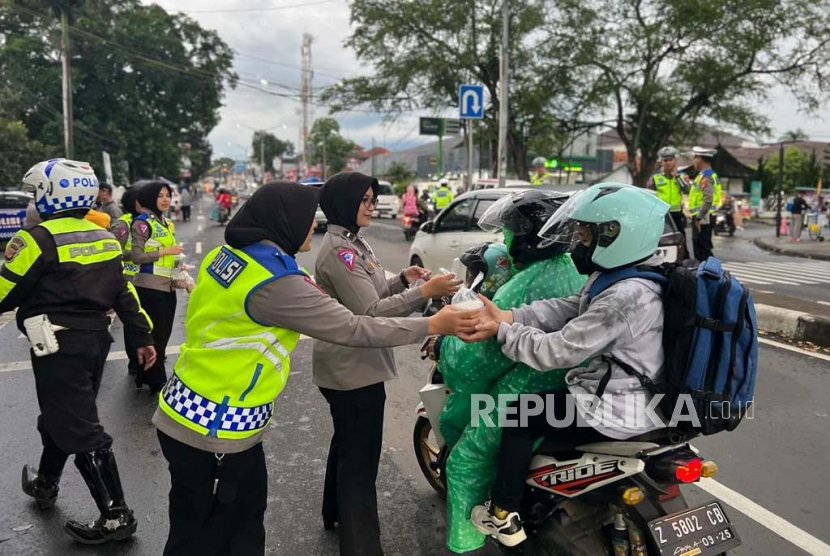 Jajaran Satlantas Polres Majalengka bagi-bagi takjil kepada pengguna jalan yang melintas di depan Pos Alun - Alun Kabupaten Majalengka, Sabtu (25/3/2023) sore. 