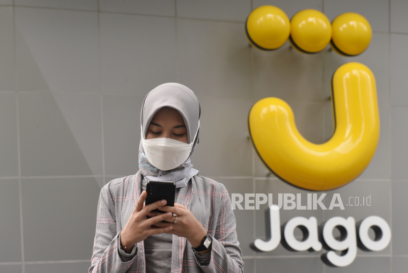 Logo Bank Jago terlihat di Jakarta, Selasa (7/2/2023). Bank Jago sebagai salah satu bank digital di tanah air terus memperluas ekosistem dan diversifikasi risiko demi meningkatkan akses keuangan kepada masyarakat.