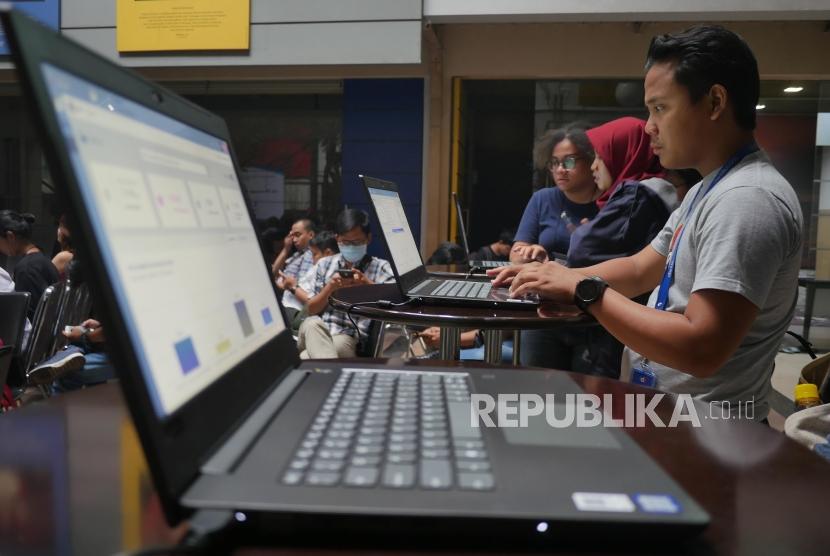 Journalists observe quick count of regional head elections 2018 at pollster LSI office in Jakarta, Wednesday (June 27).