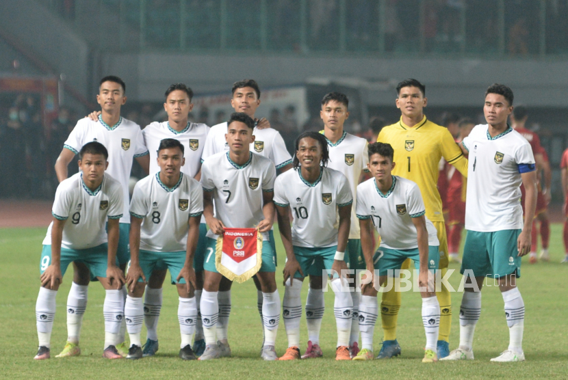 Pemain Timnas Indonesia U19 berfoto sebelum pertandingan Piala AFF U19 di Stadion Patriot Candrabhaga, Bekasi, Jawa Barat, Sabtu (2/7/2022).