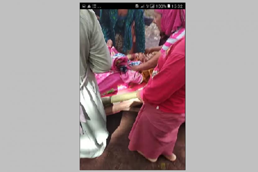 Viral Video Ibu Hamil Warga Probolinggo Melahirkan di Jalan Desa