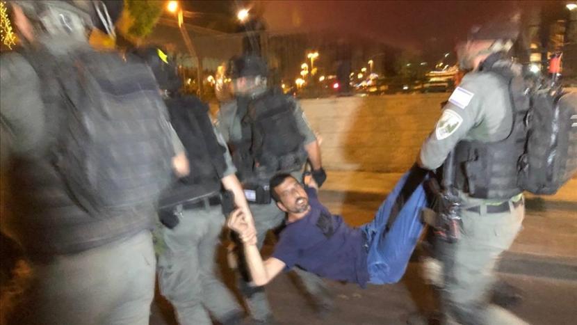 asukan Israel pada Minggu melukai sedikitnya 10 orang yang melakukan aksi protes untuk mendukung aktivis Palestina di Yerusalem Timur.