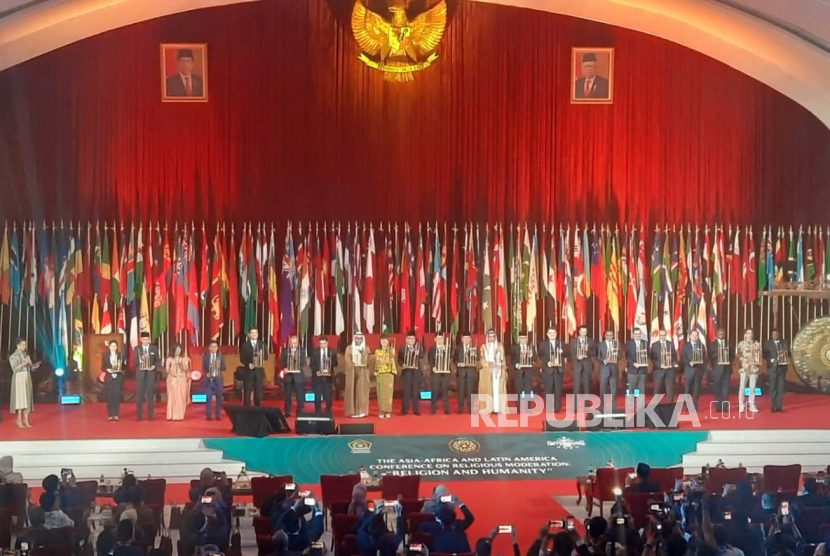 Balitbang Diklat Kementerian Agama bekerjasama dengan Pengurus Besar Nahdlatul Ulama (PBNU) menggelar Konferensi Moderasi Beragama Asia-Afrika dan Amerika Latin (KMBAAA) di Gedung Merdeka, Bandung, Rabu (20/12/2023). 