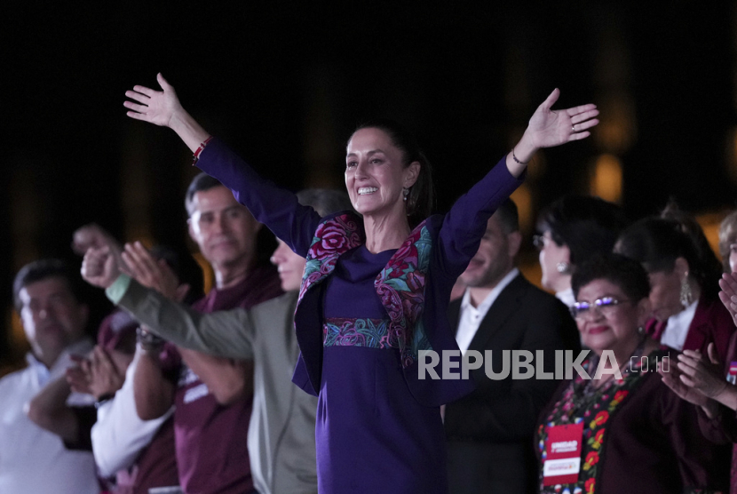 Presiden masa depan Claudia Sheinbaum melambai kepada para pendukungnya di Zocalo, alun-alun utama Mexico City, setelah National Electoral Institute mengumumkan bahwa dia memegang keunggulan yang tidak dapat diubah dalam pemilu, Senin , (3/6/2024).