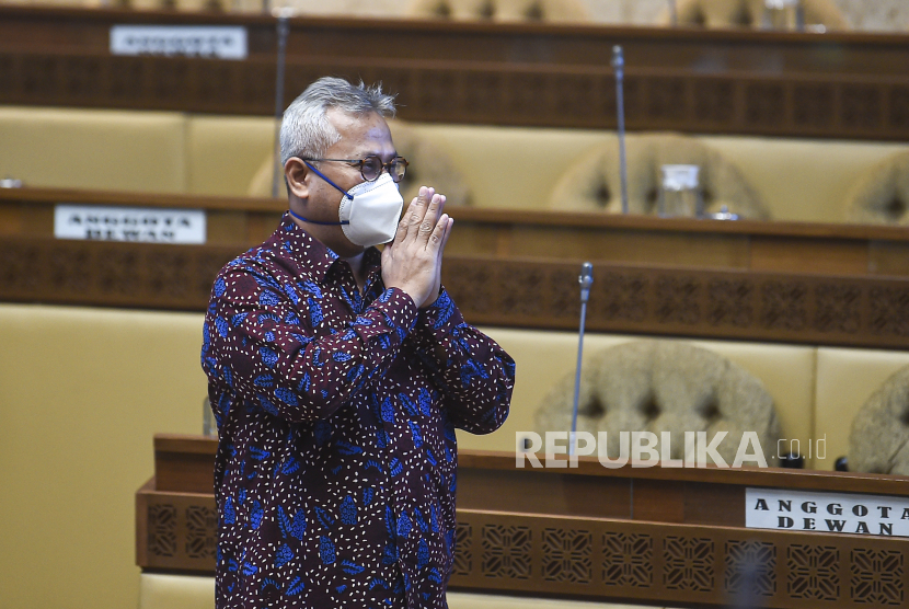 Ketua Komisi Pemilihan Umum (KPU) Arief Budiman bersiap mengikuti rapat dengar pendapat (RDP) dengan Komisi II DPR di Kompleks Parlemen, Senayan, Jakarta, Rabu (3/6/2020).  Rapat tersebut membahas rasionalisasi anggaran pelaksanaan Pilkada serentak tahun 2020