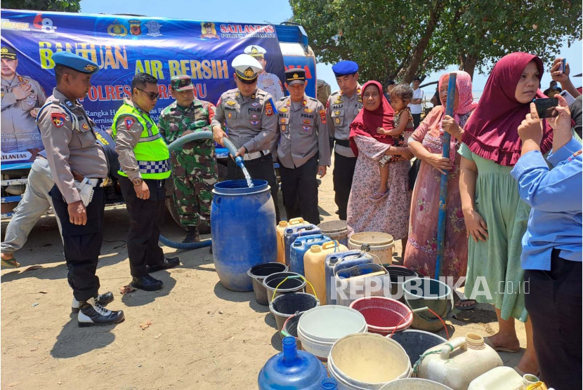 Polres Indramayu mendistribusikan bantuan air bersih untuk warga di Desa Dadap, Kecamatan Juntinyuat, Kabupaten Indramayu, Jawa Barat, Rabu (13/9/2023). 