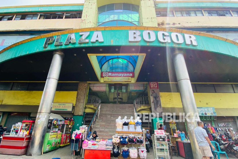 Kondisi Plaza Bogor di Jalan Suryakencana, Kecamatan Bogor Tengah, Kota Bogor  belum dibongkar hingga kini.