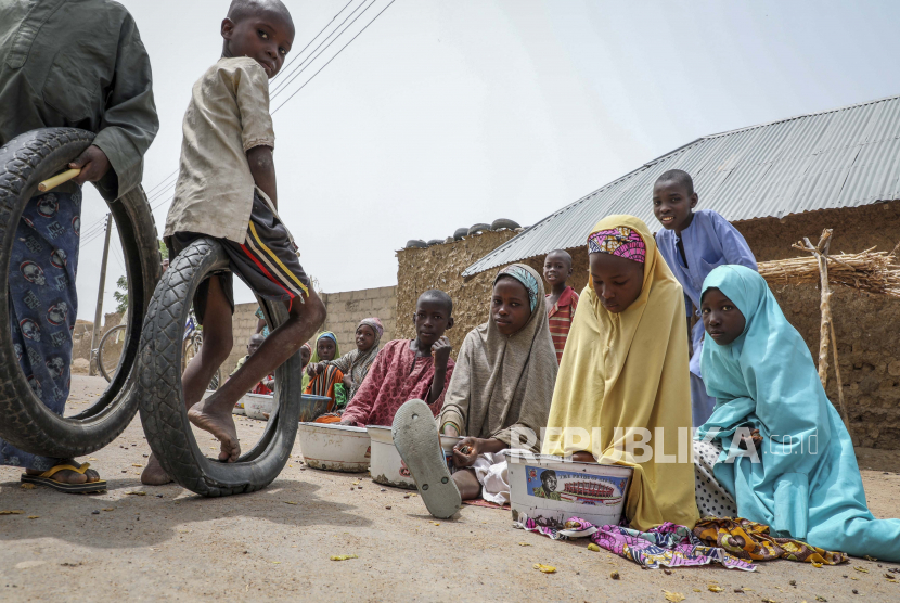 Orang Tua Nigeria Jual Semua Harta demi Tebusan. Anak-anak bermain dan menjual bahan makanan kecil di jalan di kota Jangebe, di mana lebih dari 300 gadis diculik oleh pria bersenjata pada hari Jumat di Sekolah Menengah Pertama Gadis Pemerintah, di negara bagian Zamfara, Nigeria utara Sabtu, 27 Februari 2021. Nigeria polisi dan militer telah memulai operasi gabungan untuk menyelamatkan lebih dari 300 gadis yang diculik dari sekolah asrama, menurut juru bicara polisi.