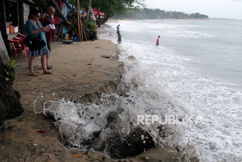 Sejumlah wisatawan mancanegara menyaksikan gelombang tinggi di Pantai Kuta, Badung, Bali, Jumat (7/6/2024). 