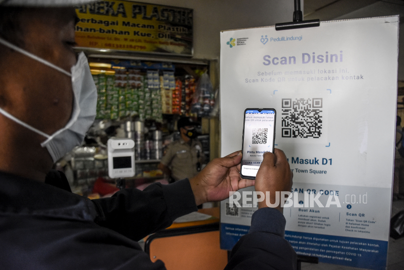 Pengunjung memindai kode QR melalui aplikasi PeduliLindungi. Penggunaan aplikasi PeduliLindungi di Kota Bekasi diperluas.