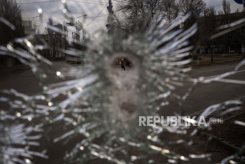  Seorang pria terlihat melalui lubang peluru di bus bersenjata mesin setelah penyergapan di kota Kyiv, Ukraina, Jumat, 4 Maret 2022. Jaringan Iran telah berupaya menyelundupkan senjata dari Irak ke Rusia.