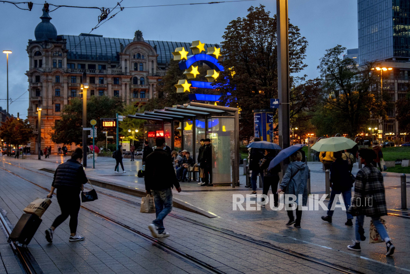 Orang-orang berjalan ke stasiun trem di Frankfurt, Jerman, Jumat, 14 Oktober 2022. Laporan Outlook Ekonomi Regional Dana Moneter Internasional (IMF) pada Ahad (23/10/2022) menyatakan, penurunan ekonomi di beberapa wilayah Eropa dapat berubah menjadi 