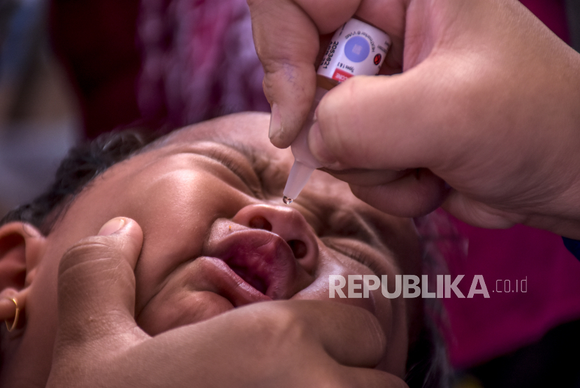 Petugas kesehatan meneteskan vaksin kepada anak saat kegiatan Bulan Imunisasi Anak Nasional di halaman Masjid At Taqwa, Sukajadi, Kota Bandung. Dinkes Kota Bandung mencatat kasus campak di wilayah itu meningkat dua kali lipat.
