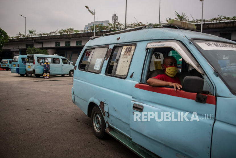 Sopir angkutan kota menunggu penumpang di Terminal Kampung Melayu, Jakarta, Kamis (30/4/2020). Kebijkan new normal diprediksi akan membuat biaya operasional angkutan umum membengkak.
