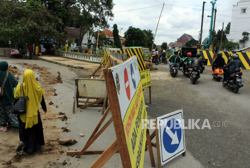 Kendaraan melewati jembatan sementara saat pengalihan arus lalu lintas di Jalan Paledang, Kota Bogor, Jawa Barat, Rabu (24/2/2021). Pengalihan arus lalu lintas sebagai imbas pembangunan jalur ganda Bogor-Sukabumi.