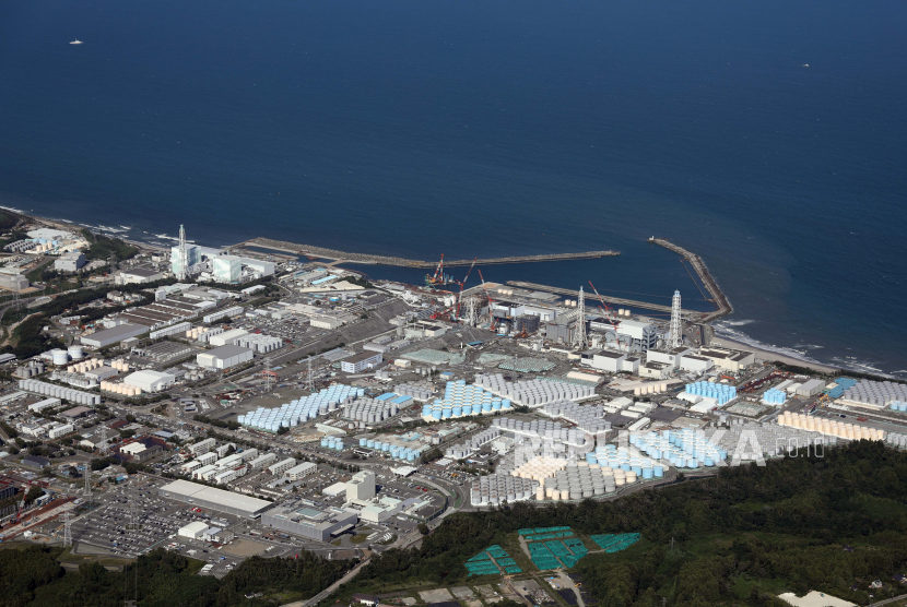   Gambar udara pembangkit listrik tenaga nuklir Fukushima Daiichi dan tangki-tangkinya yang berisi air radioaktif di Okuma, Prefektur Fukushima, Jepang, 24 Agustus 2023.