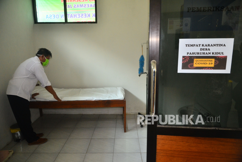 Petugas satgas COVID-19 tingkat desa menyiapkan ruang karantina di Desa Pasuruan Kidul, Kudus, Jawa Tengah, Kamis (16/4/2020). Petugas menyiapkan ruang karantina bagi Orang Dalam Pemantauan (ODP) khususnya pemudik sebagai upaya memutus penyebaran COVID-19 di desa setempat