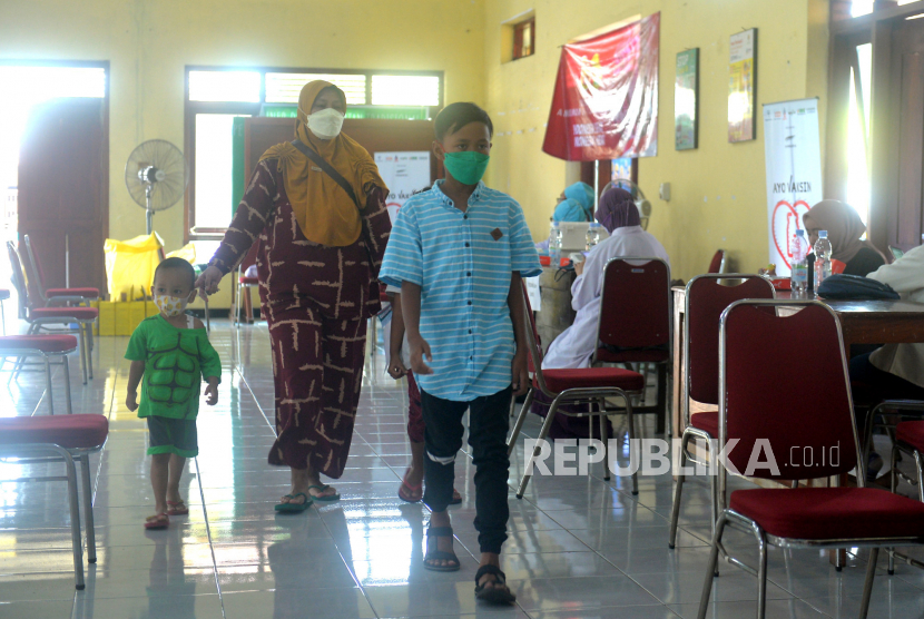 Siswa SD MI Sananul Ula Daraman usai mengikuti vaksin Covid-19 ke-2 anak di Kalurahan Srimartani, Bantul, Yogyakarta, Ahad (13/2/2022). Sebanyak 1.500 dosis vaksin Covid-19 Sinovac disiapkan untuk vaksin ke-2 anak dan dewasa oleh Yayasan Indonesia Untuk Semua dan BIN DIY. Pemda DIY kembali menggencarkan vaksinasi Covid-19 dosis ke-2 dan vaksin Covid-19 booster ditengah naiknya kasus Covid-19 varian Omicron.