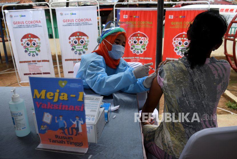 Petugas kesehatan menyuntikkan vaksin COVID-19 AstraZeneca kepada warga di Rusun Tanah Tinggi, Jakarta Pusat, Senin (14/6/2021). Gubernur DKI Jakarta Anies Baswedan menargetkan vaksinasi COVID-19 di Ibu Kota bisa mencapai tiga juta warga hingga akhir Juni tahun ini.  