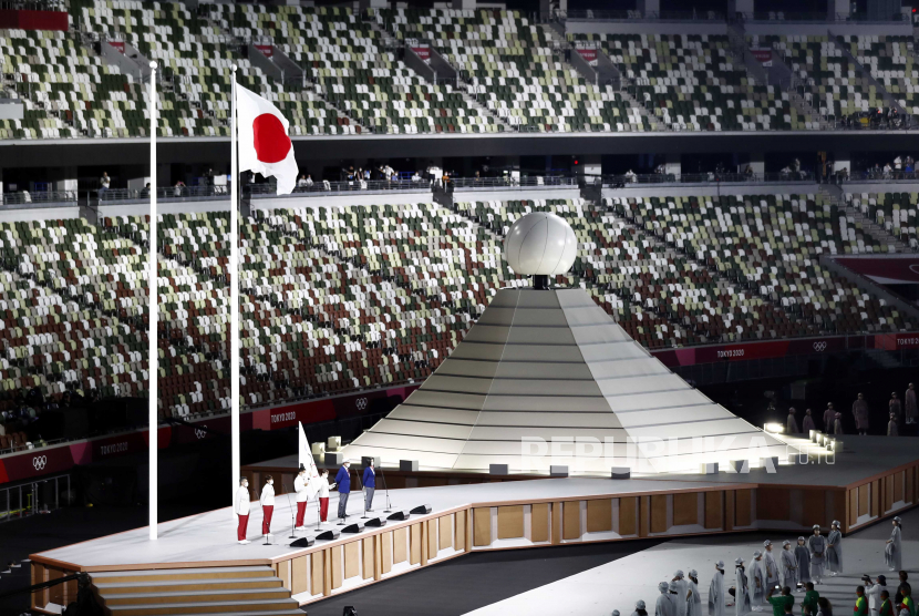 Bendera Olimpiade dikibarkan saat Sumpah Olimpiade dibacakan pada Upacara Pembukaan Olimpiade Tokyo 2020 di Stadion Olimpiade di Tokyo, Jepang, 23 Juli 2021.