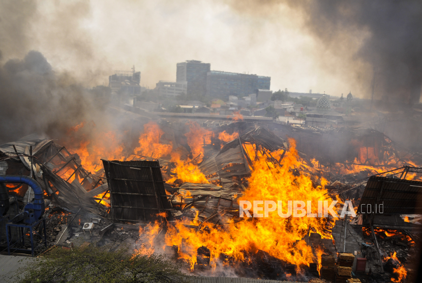 Suasana kebakaran yang menghanguskan pabrik mebel daerah Cakung, Jakarta Timur, Ahad (9/8/2020). Penyebab kebakaran yang terjadi pada pukul 12.06 WIB tersebut masih dalam penyelidikan petugas. 