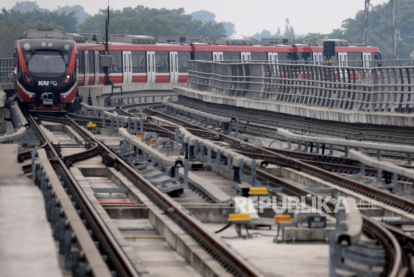 Kereta LRT Jabodebek melintas di jalur LRT Cawang - Dukuh Atas, Jakarta, Ahad (27/8/2023). LRT Jabodebek dijadwalkan beroperasi melayani penumpang mulai Senin (28/8/2023) di 18 stasiun yang ditetapkan. Sebanyak 18 stasiun yang melayani pelanggan LRT Jabodebek, yaitu Stasiun Dukuh Atas, Setiabudi, Rasuna Said, Kuningan, Pancoran, Cikoko, Ciliwung, Cawang, TMII, Kampung Rambutan, Ciracas, Harjamukti, Halim, Jatibening Baru, Cikunir I, Cikunir II, Bekasi Barat dan Jatimulya. Presiden Jokowi rencananya akan meresmikan LRT Jabodebek tersebut. 