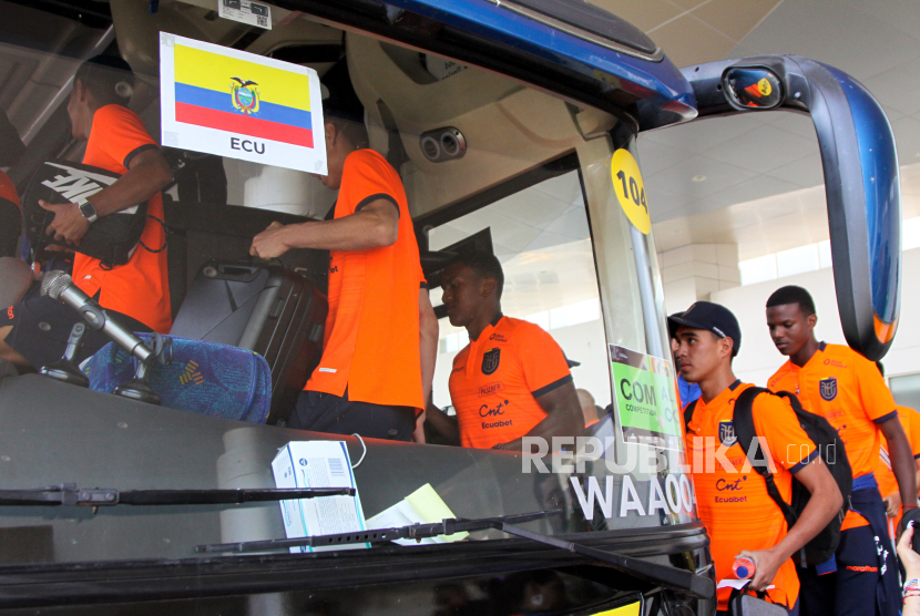Sejumlah pemain sepakbola Timnas Ekuador U-17 masuk kedalam bus setibanya di Bandara Internasional Juanda Surabaya di Sidoarjo, Jawa Timur, Ahad (5/11/2023). 