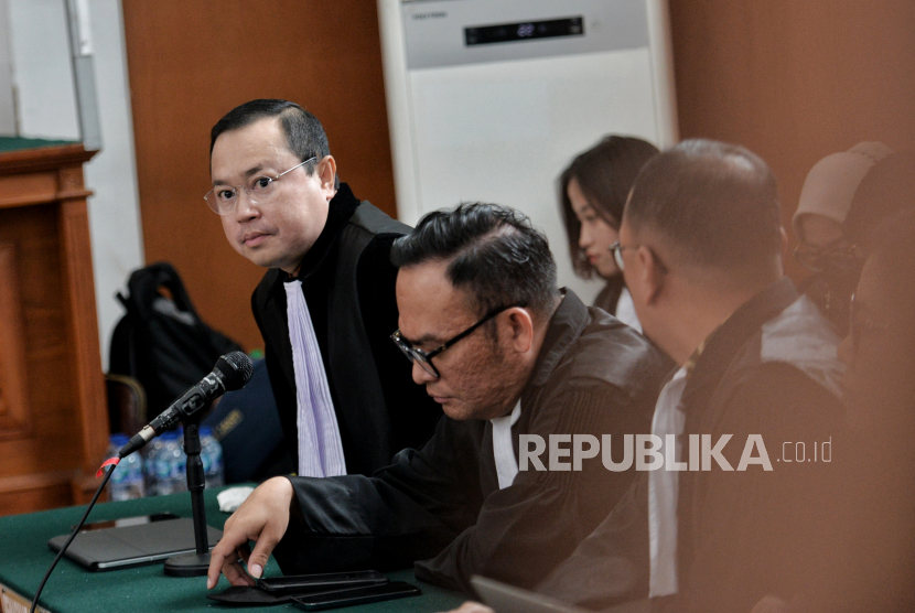 Penasehat hukum terdakwa Ferdy Sambo, Arman Hanis (kiri) saat mengikuti sidang vonis kasus dugaan pembunuhan berencana terhadap Brigadir J di Pengadilan Negeri Jakarta Selatan, Senin (13/2/2023). Majelis Hakim menjatuhkan vonis terhadap terdakwa Ferdy Sambo dengan hukuman mati.