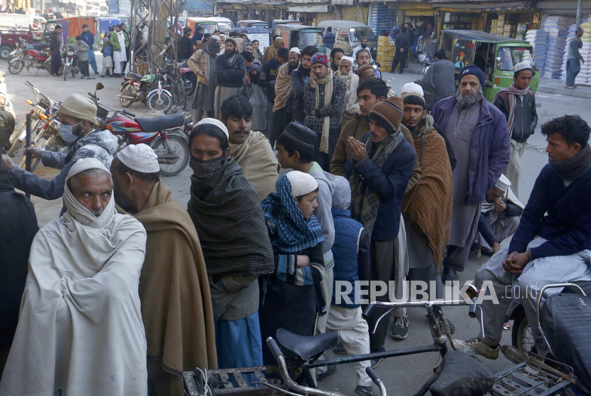 Pakistan meningkatkan keamanan pada Kamis (30/3/2023). Tindakan itu dilakukan setelah 11 orang meninggal dalam penyerbuan di pusat distribusi gandum gratis untuk orang miskin sejak awal bulan suci Ramadhan pekan lalu.