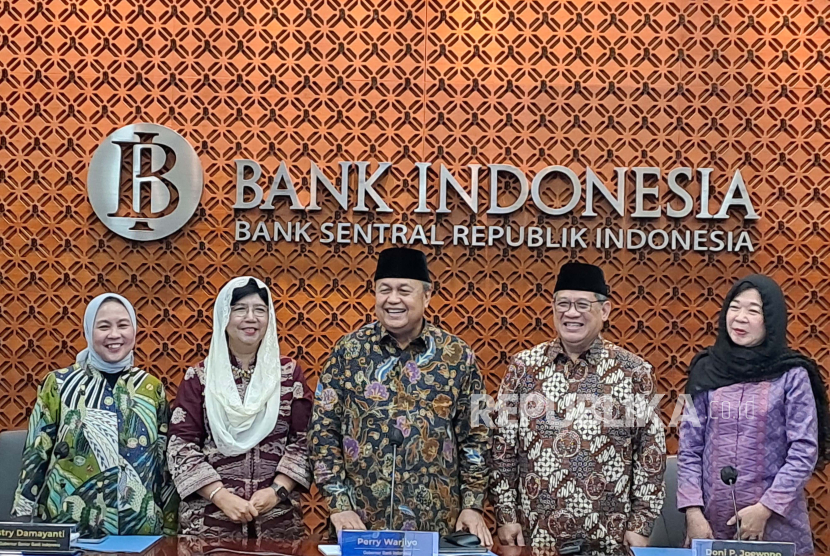 Gubernur Bank Indonesia Perry Warjiyo (tengah) bersama jajaran dewan gubernur BI melakukan konferensi pers pengumuman RDG Bulanan BI Maret 2024 di Gedung BI, Rabu (20/3/2024).