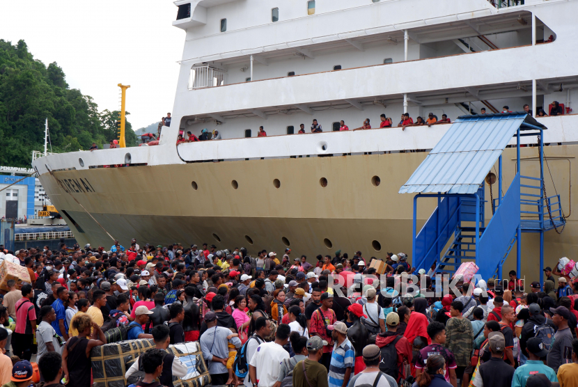 Sejumlah calon penumpang mengantre memasuki Kapal Motor (KM) Ciremai di Pelabuhan Jayapura, Kota Jayapura, Papua, Kamis (20/4/2023). 