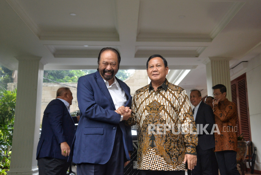 Presiden terpilih Prabowo Subianto menyambut kedatangan Ketua Umum Partai Nasdem Surya Paloh. Pengamat sebut jika berhasil merangkul Nasdem-PKB, kekuatan Prabowo makin lengkap.