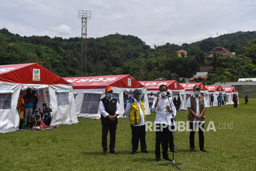 Presiden Joko Widodo (kedua kanan) didampingi Kepala BNPB Doni Monardo (kanan), Menteri PUPR Basuki Hadimuljono (kedua kiri) dan Direktur Perlindungan Sosial Korban Bencana Alam Kemensos Muhammad Safii Nasution menyampaikan pengarahan usai bertemu para pengungsi di Stadion Manakarra, Mamuju, Sulawesi Barat, Selasa (19/1/2021). Presiden Joko Widodo meninjau penanganan pasca bencana gempa bumi magnitudo 6,2 yang terjadi di daerah tersebut. 