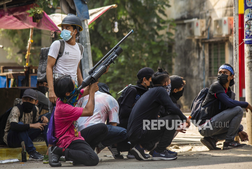 Pengunjuk rasa anti-kudeta bertujuan untuk membela diri dengan senapan angin rakitan selama demonstrasi menentang kudeta militer di Yangon, Myanmar, Sabtu, 3 April 2021. Ancaman kekerasan mematikan dan penangkapan pengunjuk rasa telah gagal menekan demonstrasi harian di seluruh Myanmar yang menuntut militer. mundur dan memulihkan pemerintahan yang dipilih secara demokratis