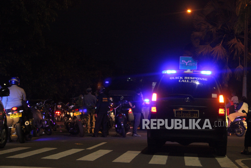 Satgas membubarkan sejumlah warga yang berkerumun di Kawasan Masjid Akbar Kemayoran, Jakarta saat malam takbiran.