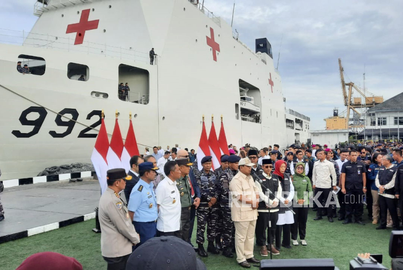 Menteri Pertahanan Prabowo Subianto melepas KRI dr. Radjiman Wedyodiningrat-992. Prabowo sebut kapal bantuan Indonesia untuk Gaza akan melewati kawasan perang di Aden.