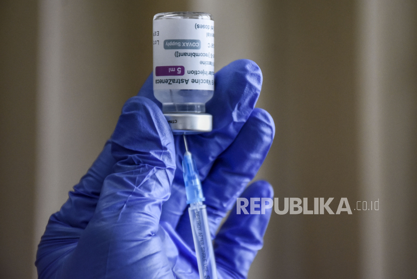 Vaksinator bersiap melakukan vaksinasi menggunakan vaksin Covid-19 Astrazeneca.