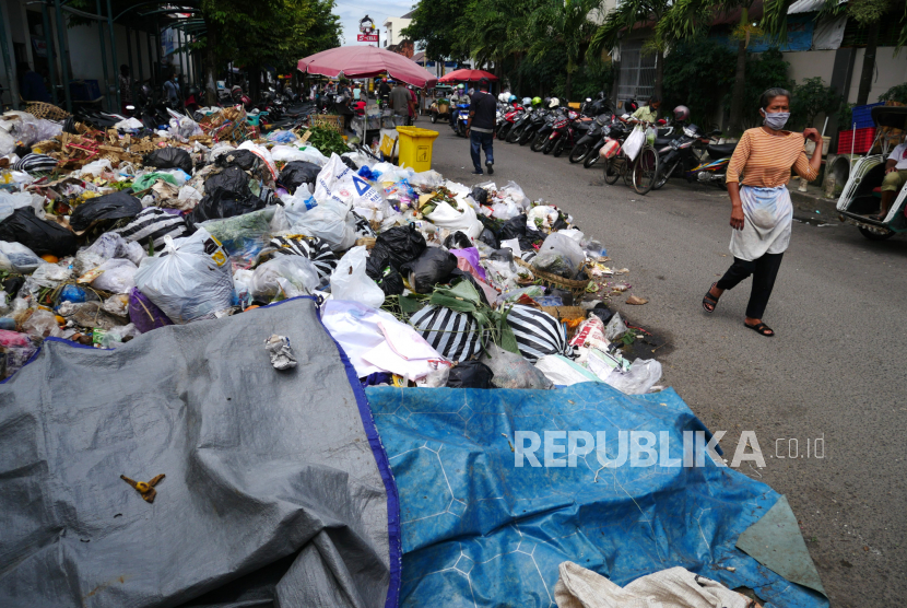 Sampah membludak di depo pembuangan sampah Pasar Kranggan, Yogyakarta. Membludaknya sampah ini imbas truk pengangkut tidak bisa memasuki TPST Piyungan. Imbas penutupan jalan akses masuk lokasi TPST oleh warga sekitar sejak Sabtu (19/12).