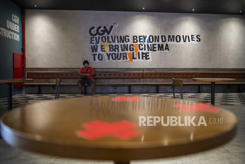 Pengunjung berada di ruang tunggu di salah satu bioskop di Palembang, Sumatera Selatan, Rabu (4/11/2020). Pemerintah Kota Palembang kembali mengizinkan bioskop kembali beroperasi dengan menerapkan protokol kesehatan COVID-19. 