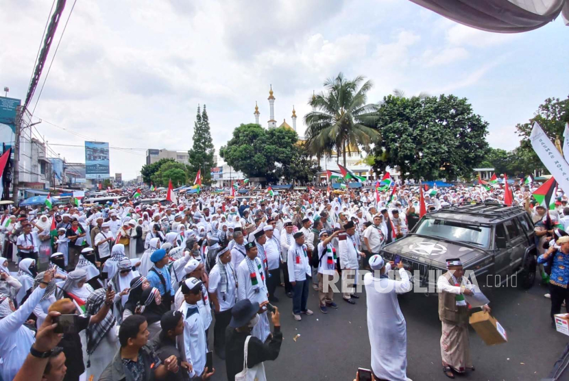 Ribuan orang mengikuti aksi bela Palestina di Taman Kota Tasikmalaya, Jawa Barat, Jumat (10/11/2023). 