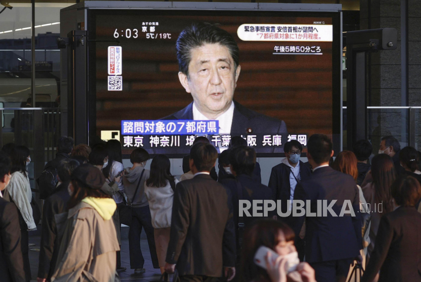 Sejumlah orang menonton layar tv yang menampilkan Perdana Menteri Jepang Shinzo Abe. PM Jepang Shinzo Abe prihatin banyak warganya tak patuhi pembatasan sosial. Ilustrasi.