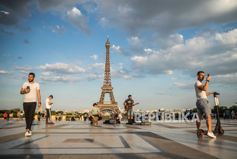Menara Eiffel bersiap menyambut pengunjung setelah ditutup selama tiga bulan. Ilustrasi.