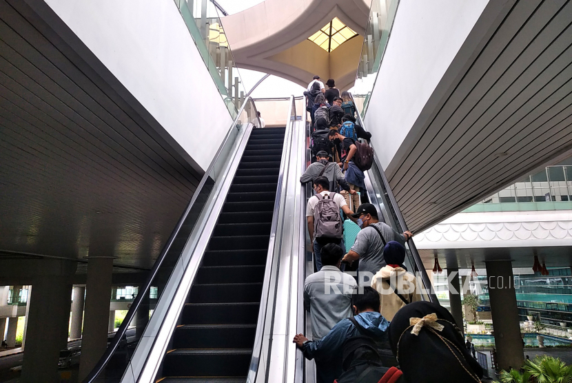 Penumpang menuju terminal keberangkatan Bandara Internasional Yogyakarta (YIA), Kulonprogo, Yogyakarta, Jumat (30/12/2022).