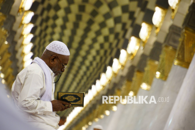 Seorang jamaah masjid tengah bertadarus di Masjid Nabawi, Madinah.