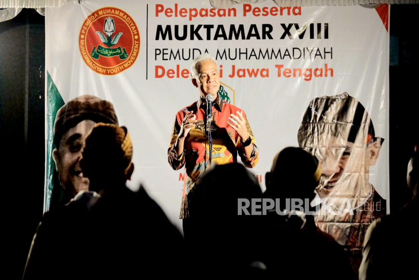 Gubernur Jawa Tengah, Ganjar Pranowo, memberikan sambutan pada acara pelepasan delegasi Pemuda Muhammadiyah Jawa Tengah yang akan berpartisipasi dalam Muktamar Pemuda Muhammadiyah XVIII Balikpapan, di Kantor Pimpinan Wilayah (PW) Muhammadiyah Jawa Tengah, di Semarang, Senin (20/2) malam.